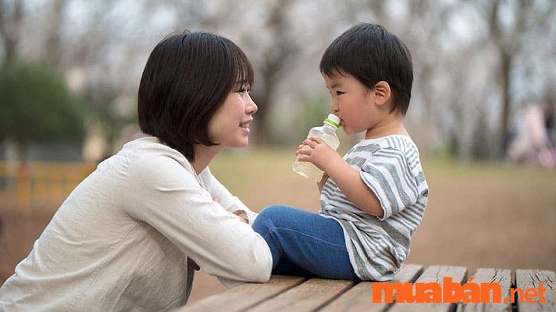 Mơ thấy nhặt được bé trai đáng yêu là dấu hiệu của may mắn.