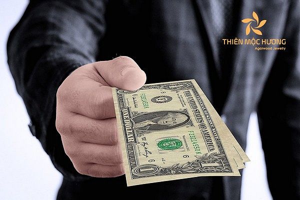 Nằm Mơ Thấy Người Ta Cho Tiền Đánh Số Gì? Giải Mã Giấc Mơ Và Con Số May Mắn