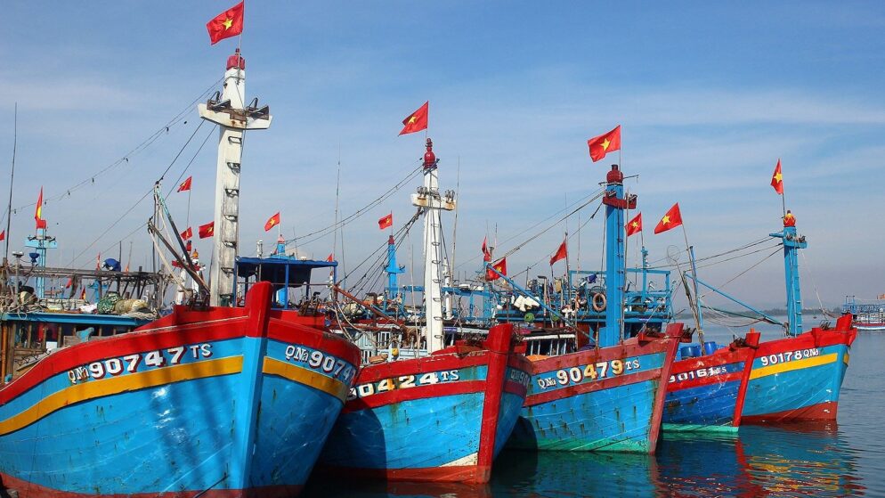 Nằm Mơ Thấy Tàu Thuyền Đánh Con Gì? Giải Mã Giấc Mơ Và Con Số May Mắn